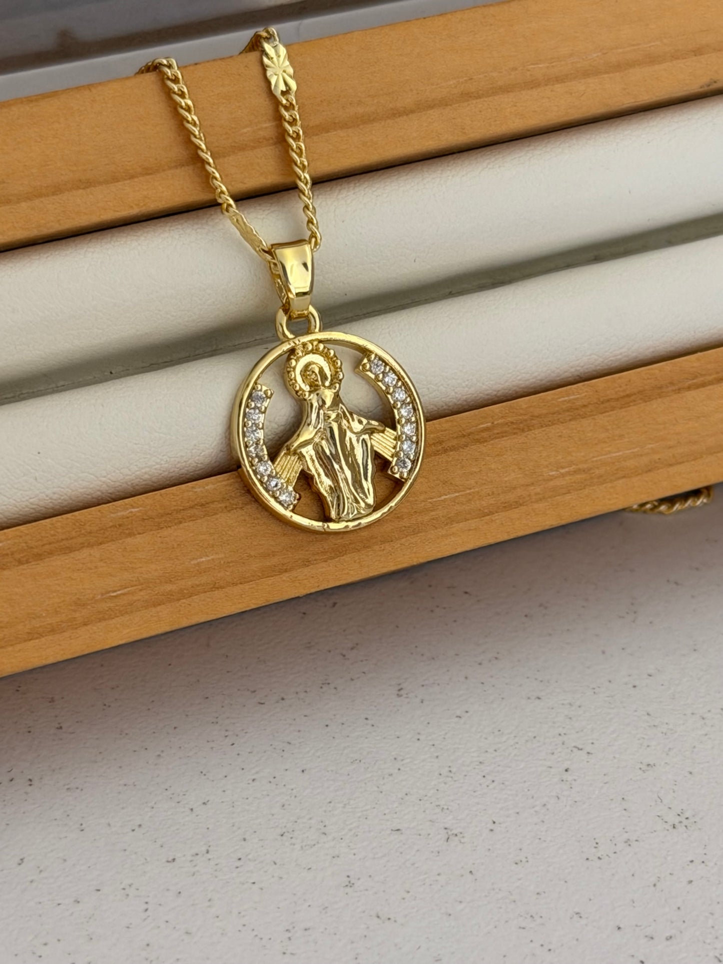 cadena virgen iluminada