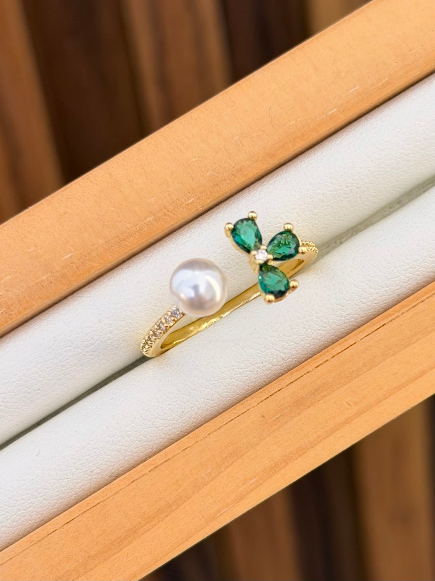 Anillo perla y flor verde
