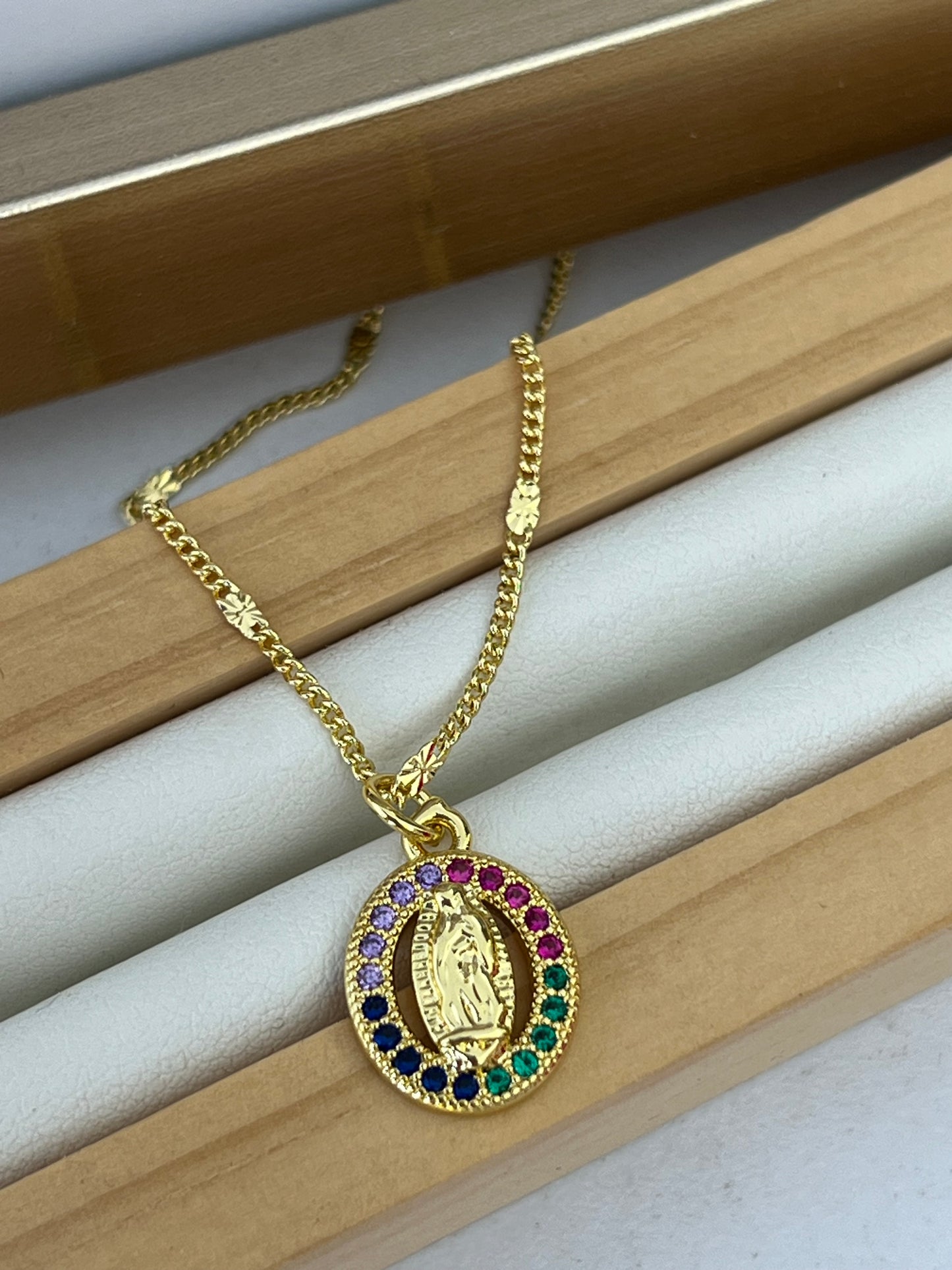 Cadena virgen ovalada mediana colores