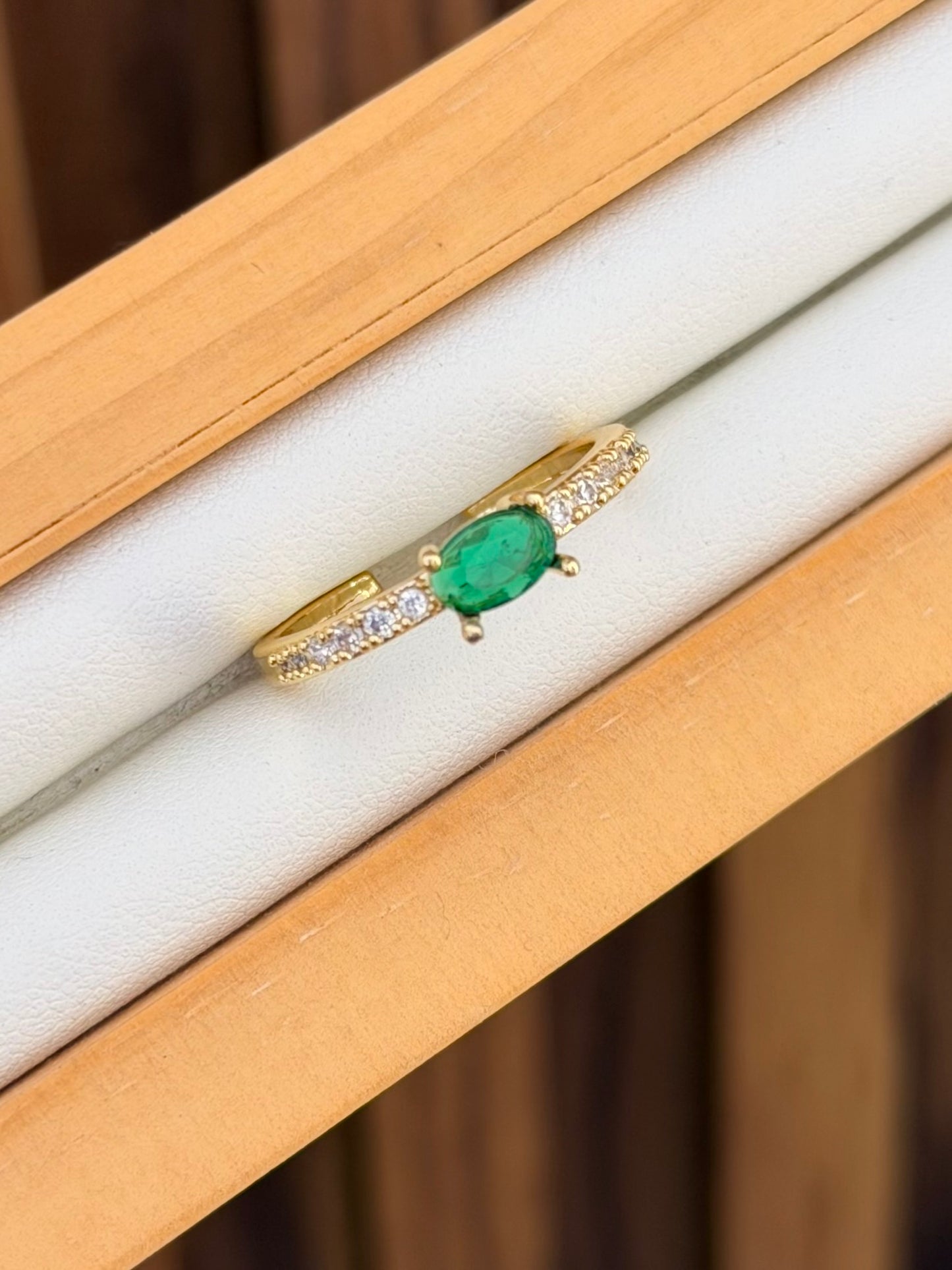 Anillo esmeralda verde y brillantes