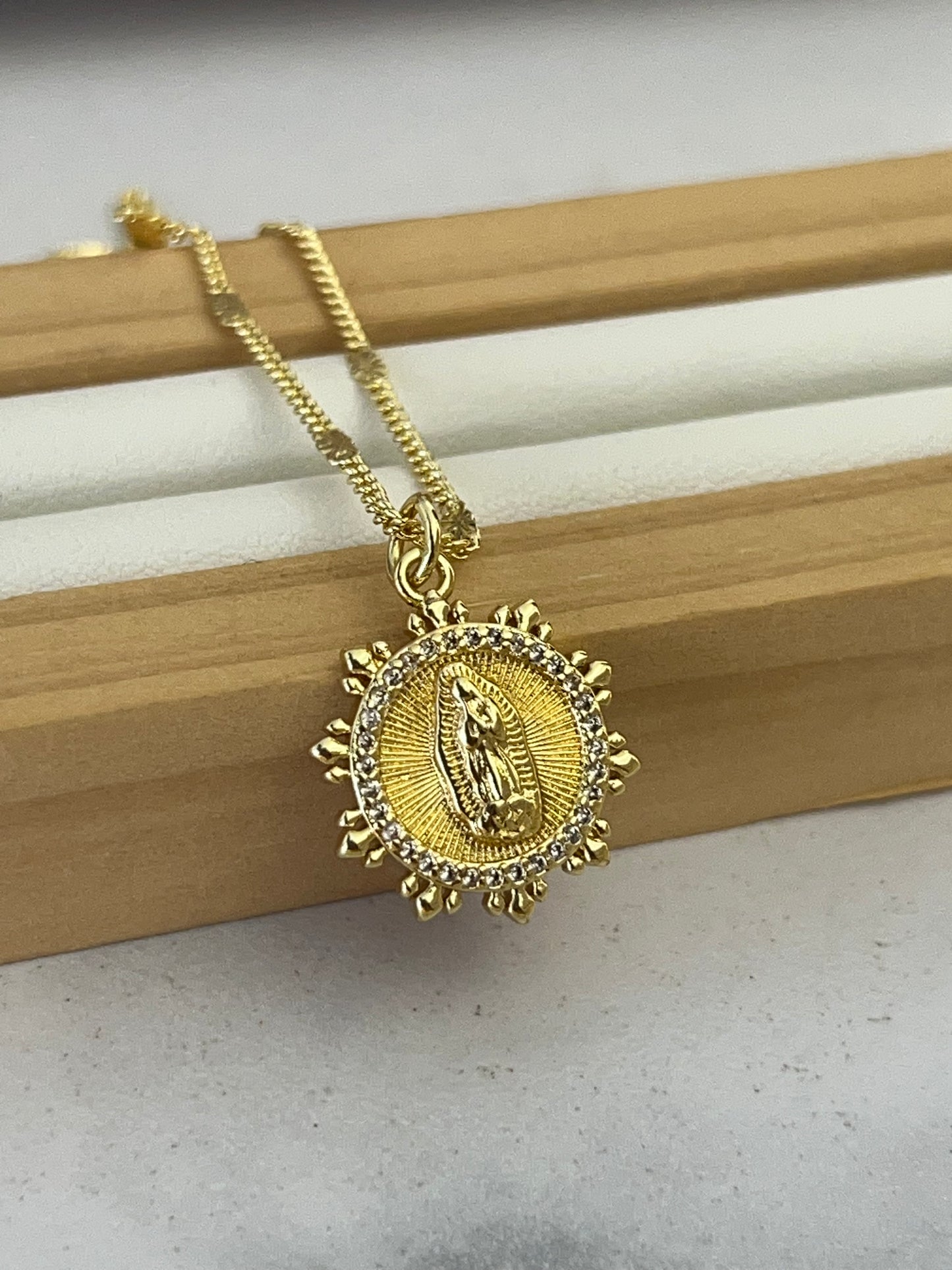 Cadena virgen círculo puntitas