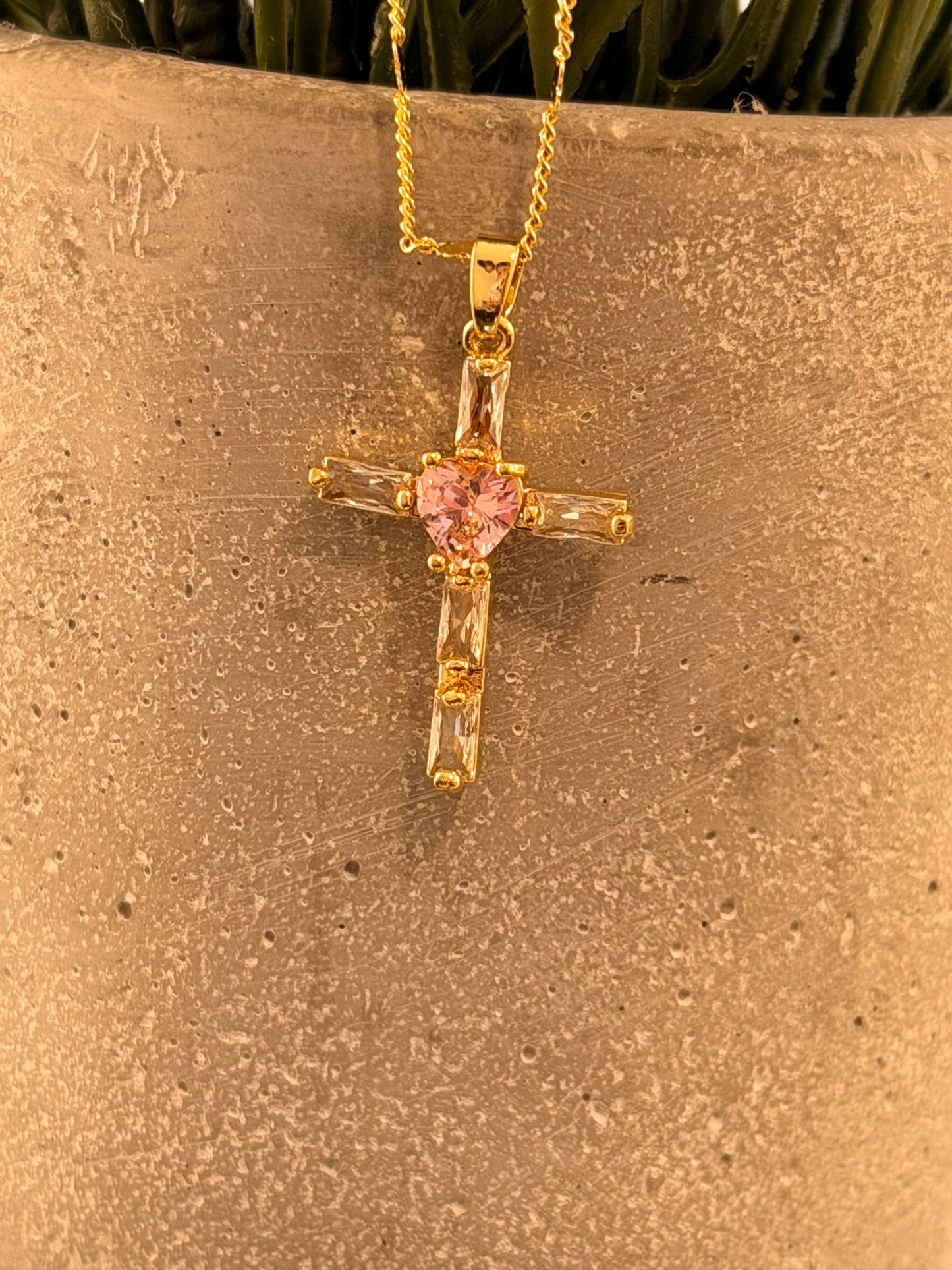 Cadena cruz corazón rosado