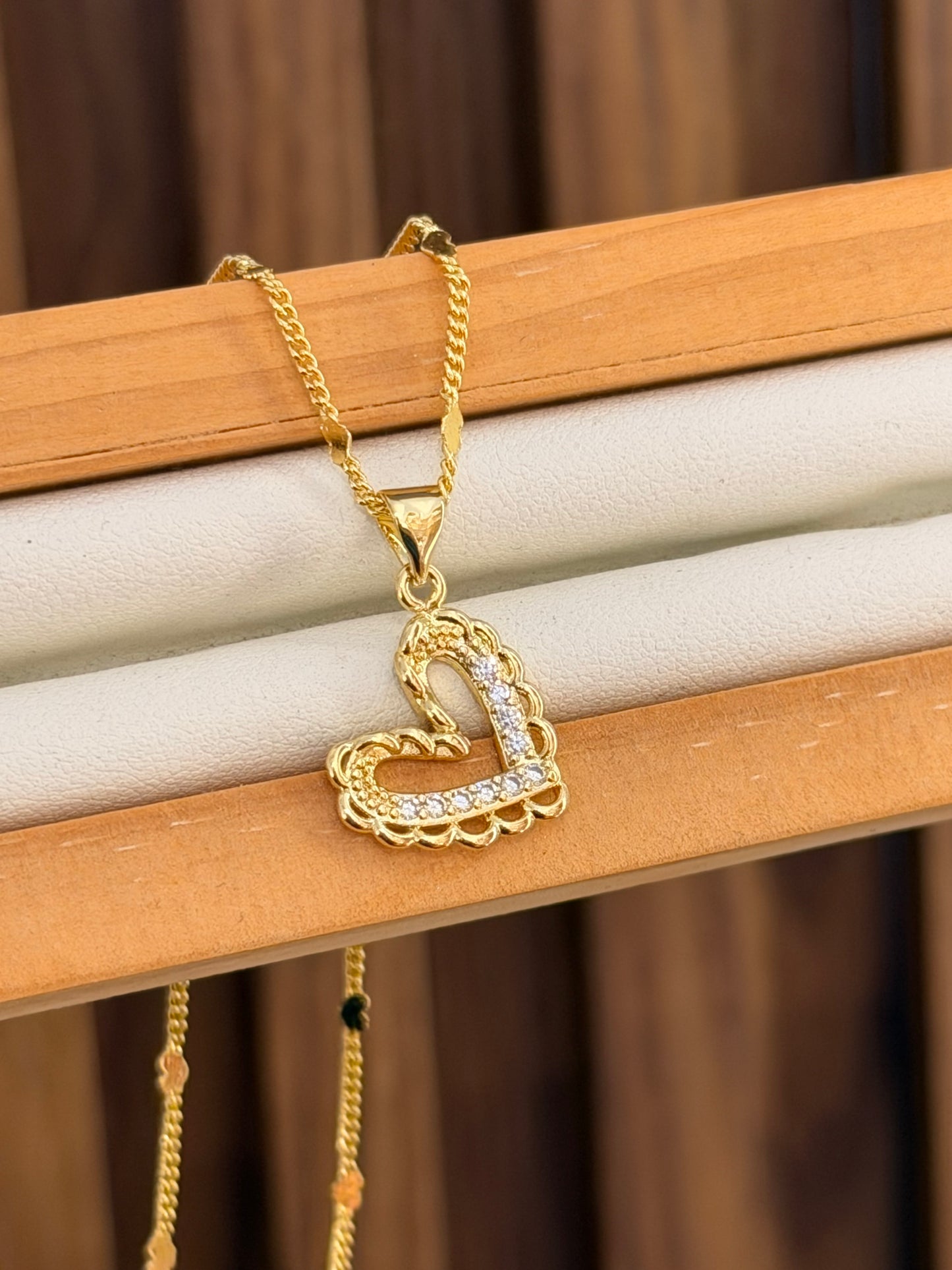 Cadena corazon relieve