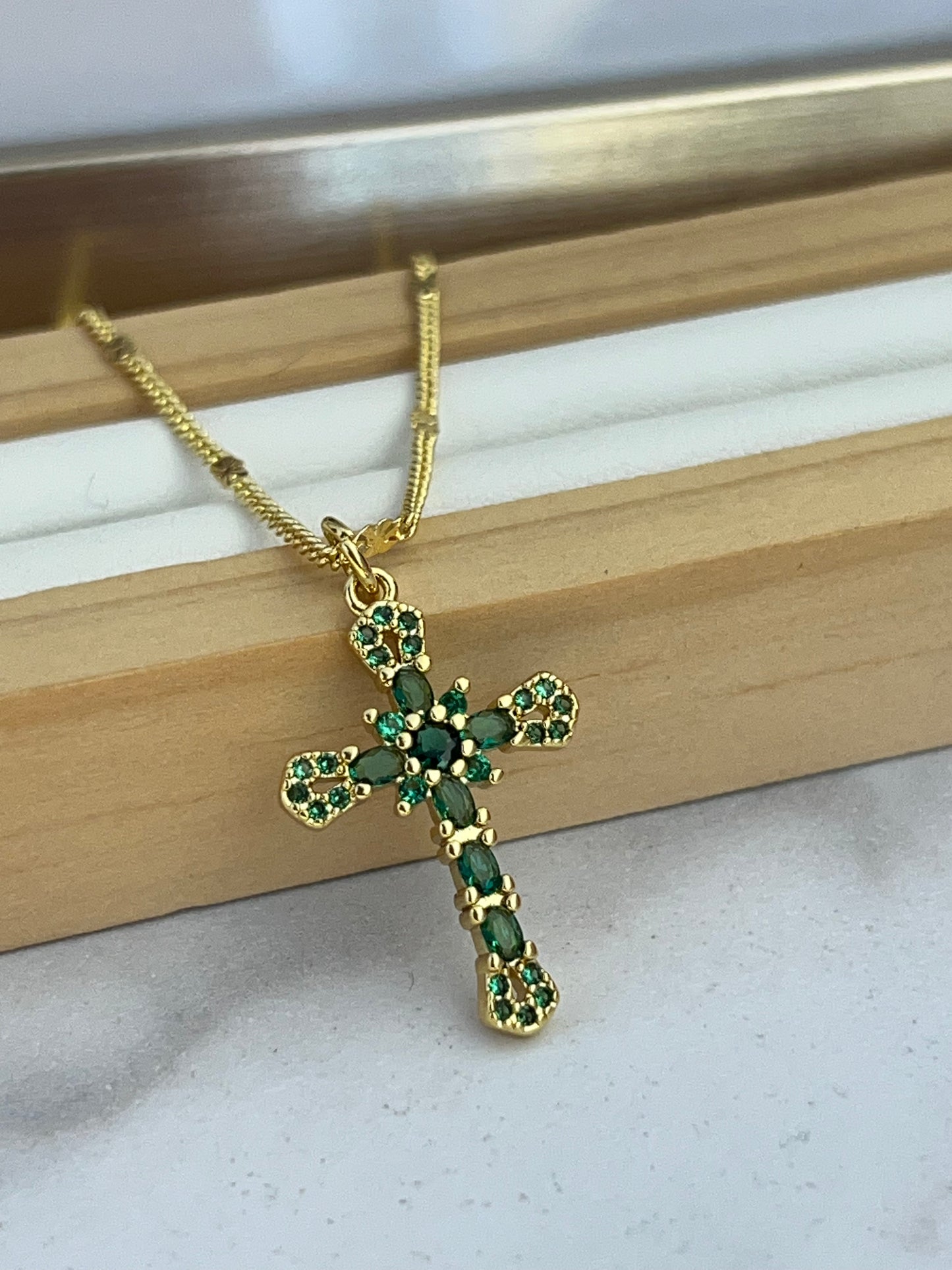 Cadena rodio cruz verde puntas