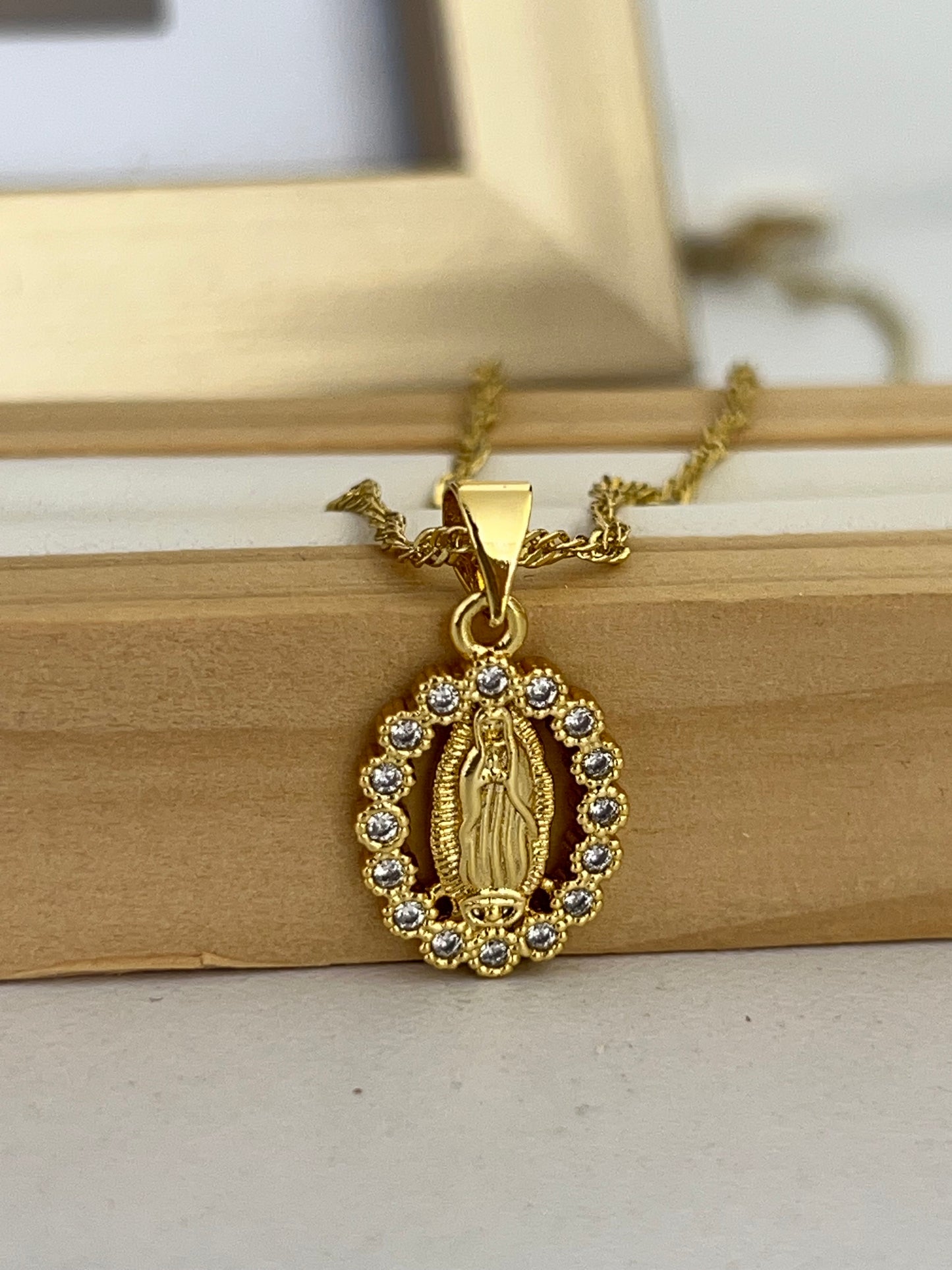 Cadena virgen ovalada circones