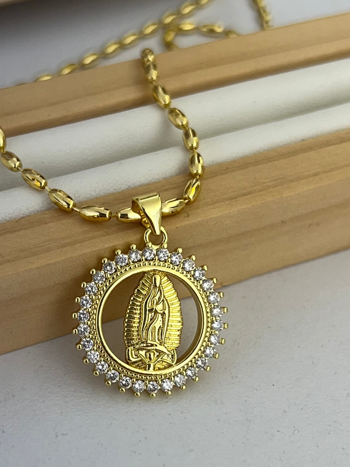 Cadena virgen círculo con cadena arroz