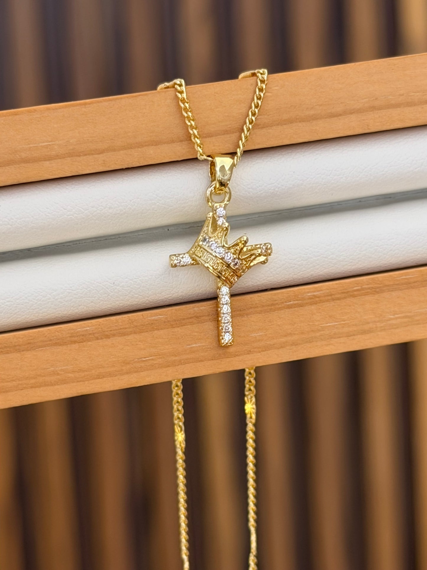 cadena cruz y corona