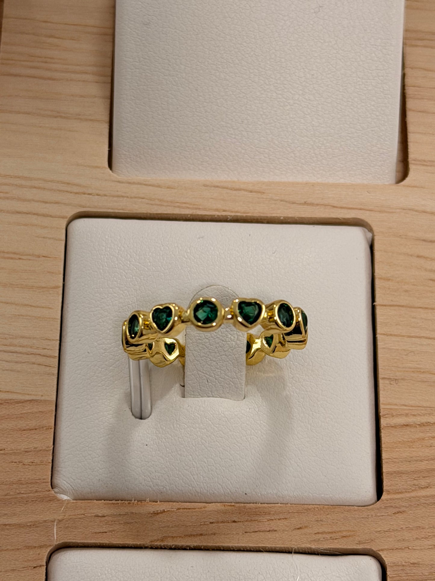 anillo esmeraldas corazones