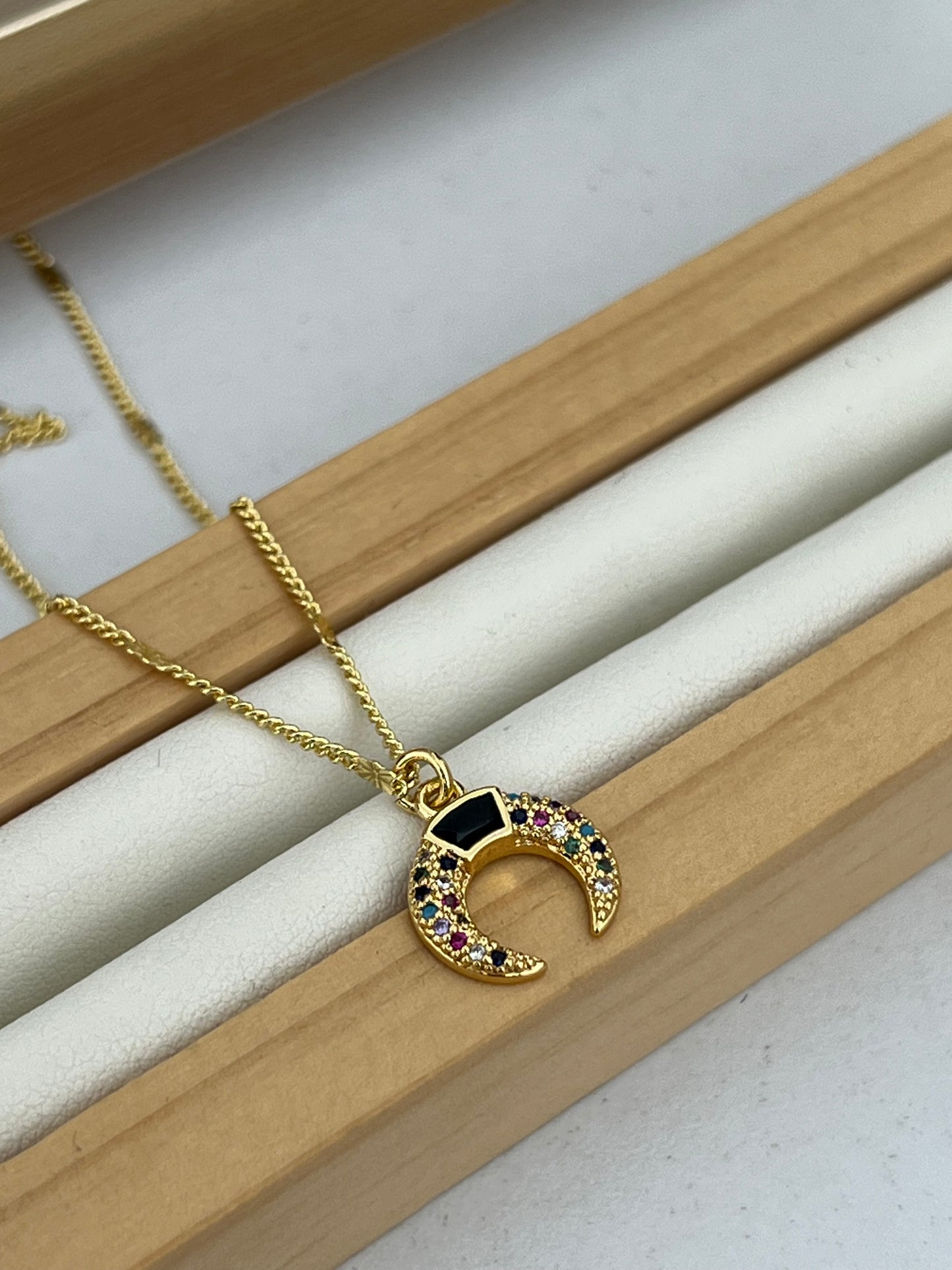 Cadena rodio media luna colores