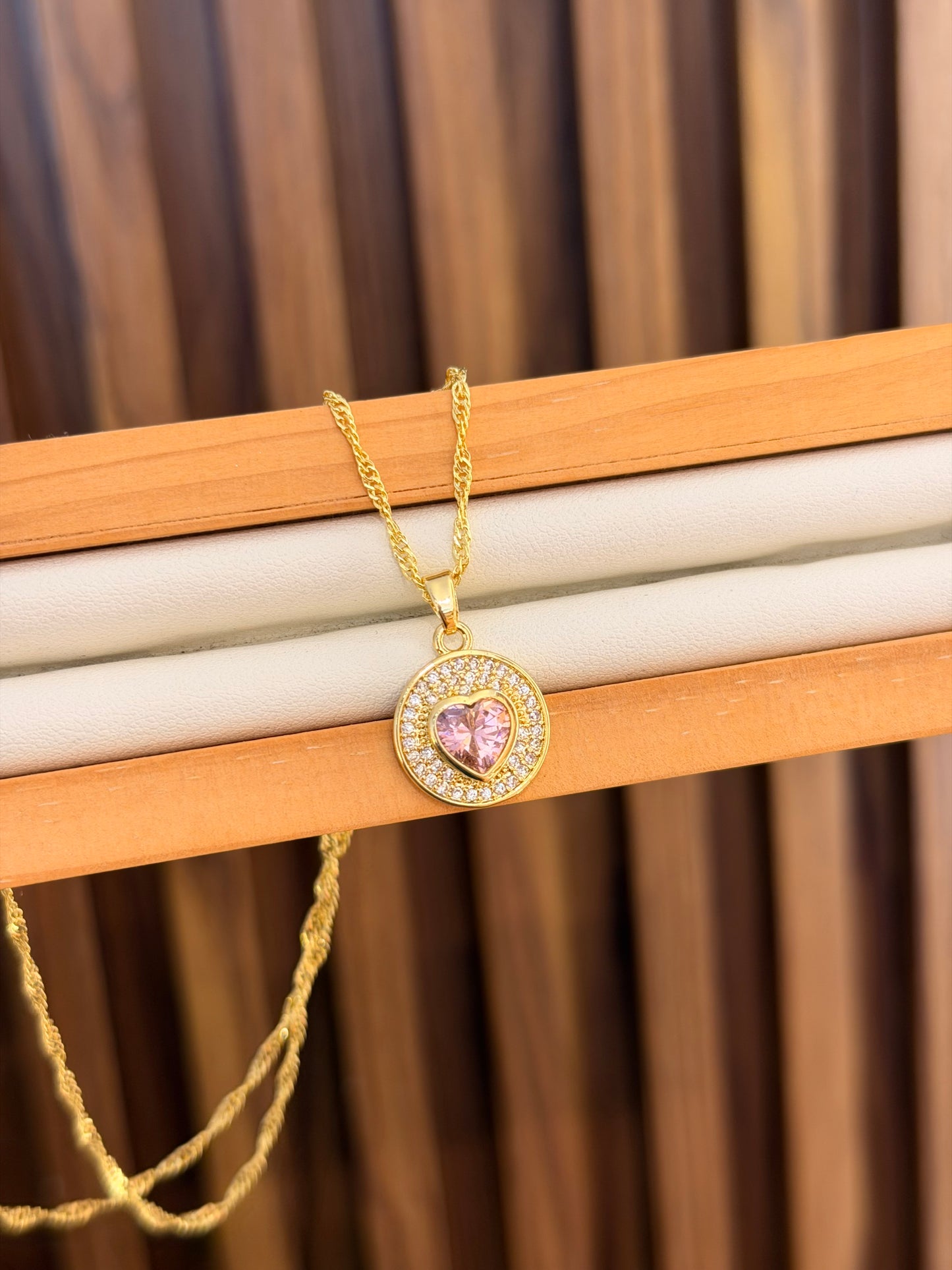 Cadena circulo y corazón rosado