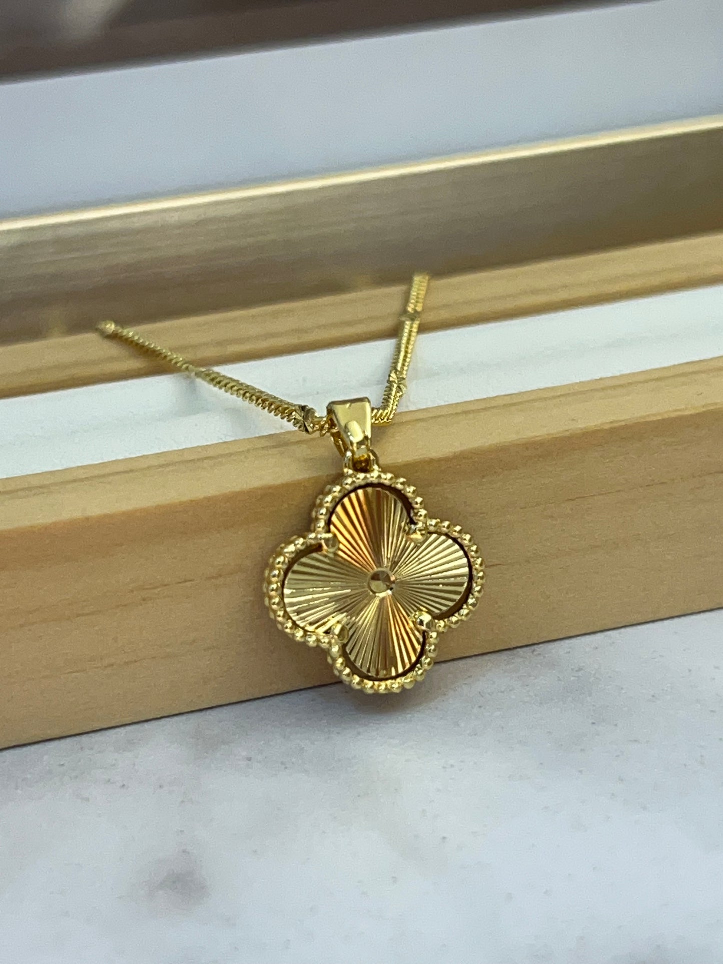 Cadena trébol dorada