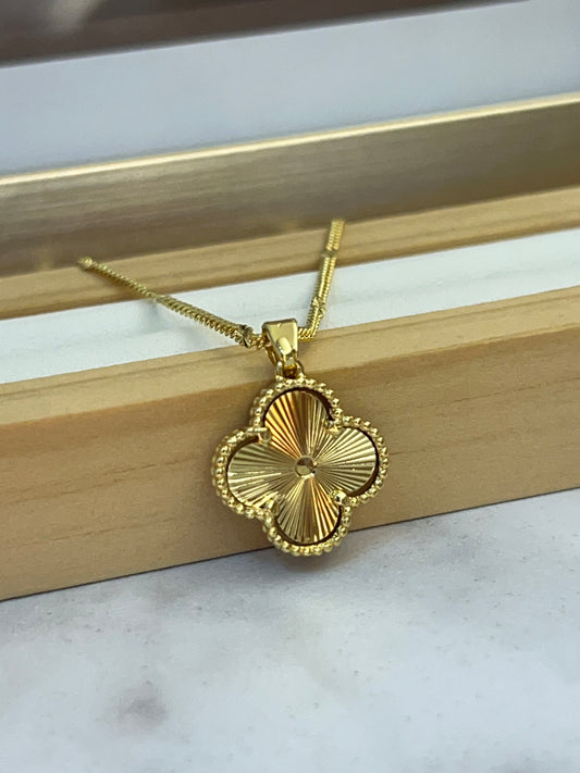 Cadena trébol dorada