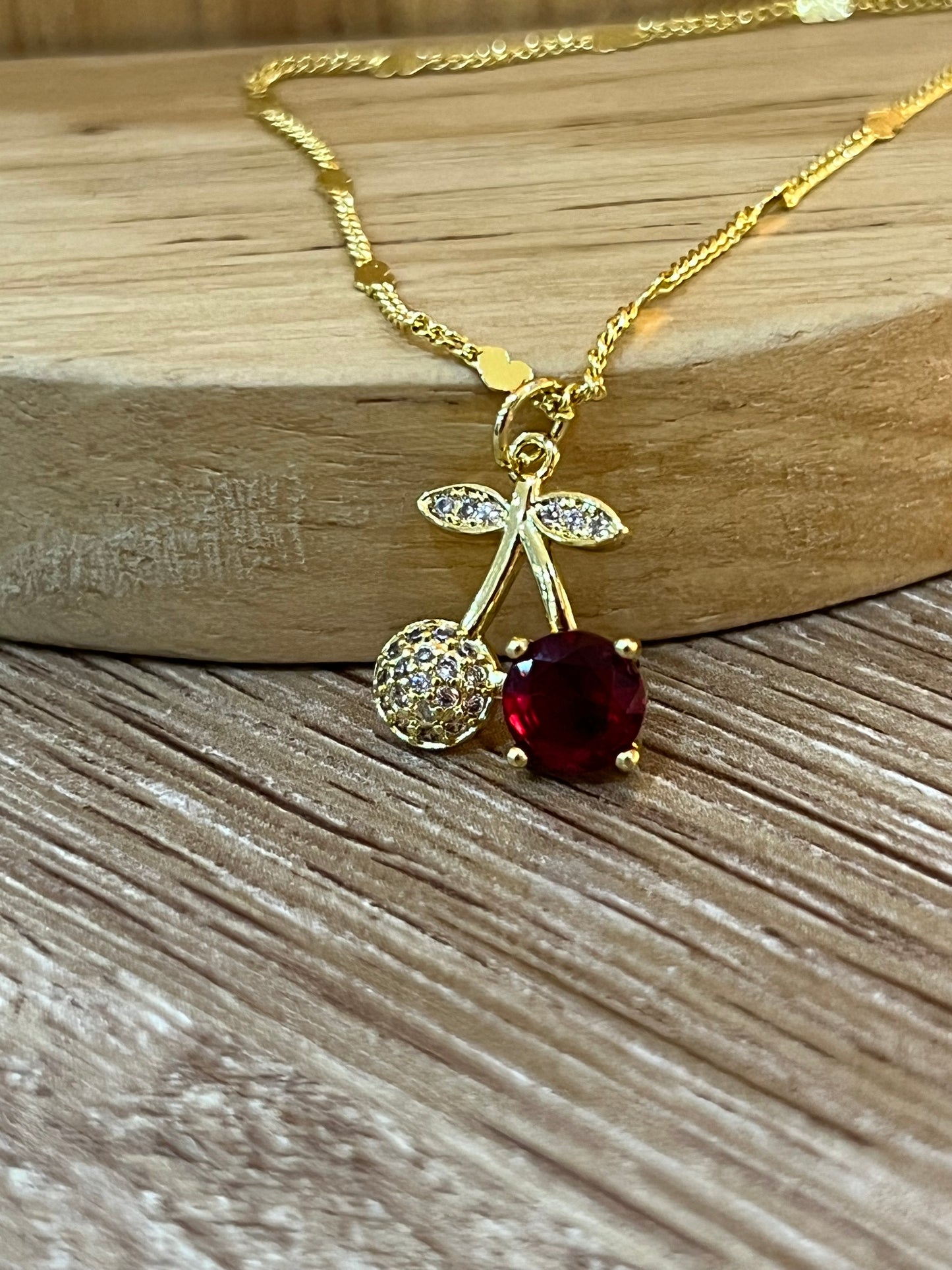 Cadena rodio cereza mitad brillante